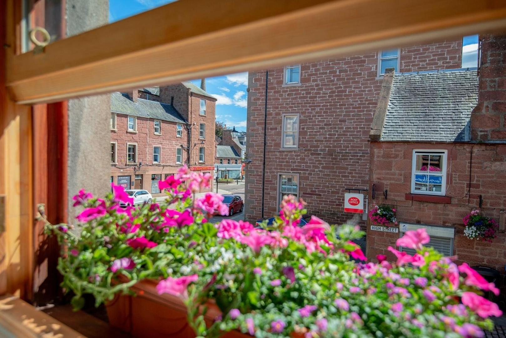 Charming 2 Bedroom Flat In The Heart Of Kirriemuir Zewnętrze zdjęcie